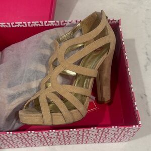 4/$20 Elaine Turner Tan Strappy Heels